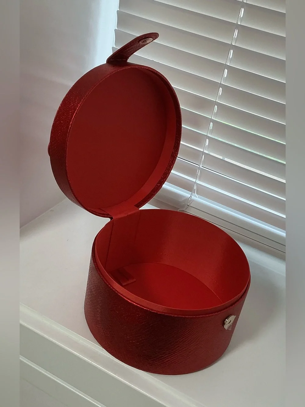 Elizabeth Arden Red Textured Round Makeup Case with Handle